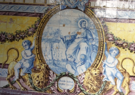 Azulejos depicting the Parable of the Barren Fig Tree in Cloister of Mosteiro de Santa Cruz, Coimbra. Photo by Joseolgon.